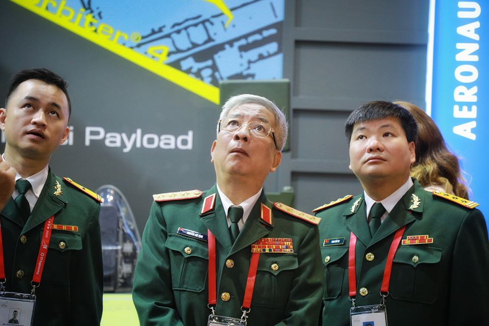 Thượng tướng Nguyễn Chí Vịnh - Thứ trưởng bộ quốc phòng tham quan các gian hàng tại Singapore Air Show 2020