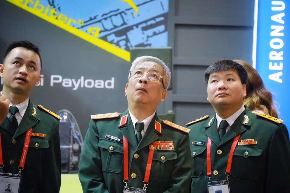 Thượng tướng Nguyễn Chí Vịnh - Thứ trưởng bộ quốc phòng tham quan các gian hàng tại Singapore Air Show 2020