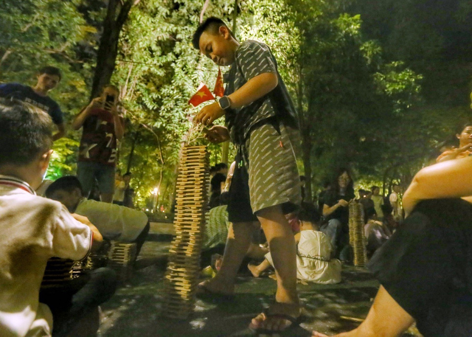 Các em nhỏ thích thú với trò chơi xếp gỗ trên Phố đi bộ Hồ Gươm. (Ảnh: Tuấn Đức/TTXVN)