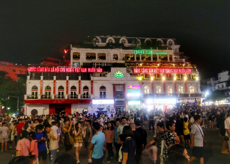 Rất đông người dân đổ về Phố đi bộ Hồ Gươm. (Ảnh: Tuấn Đức/TTXVN)