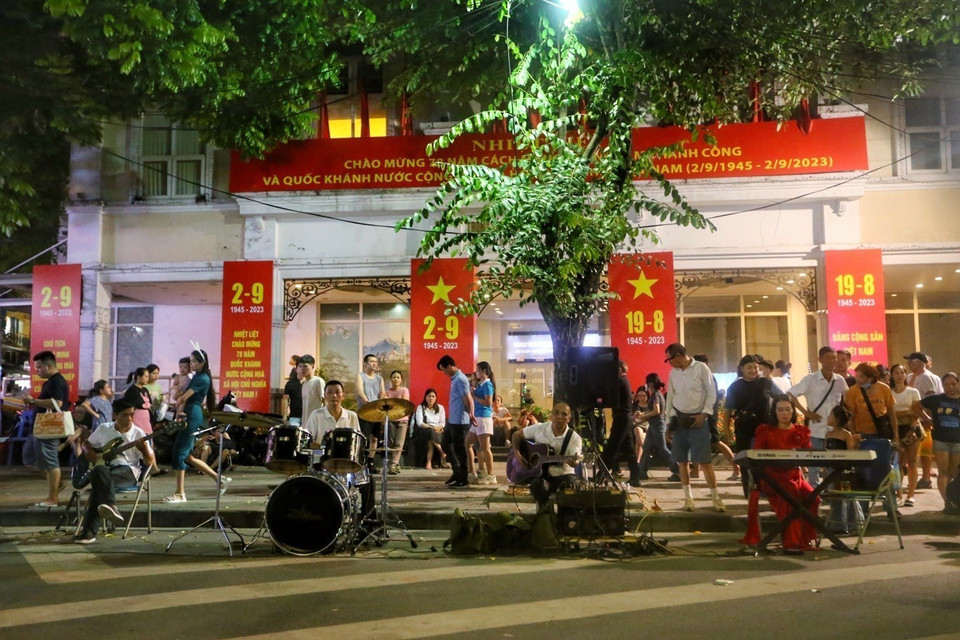 Tiết mục nghệ thuật tại Phố đi bộ Hồ Gươm. (Ảnh: Tuấn Đức/TTXVN)