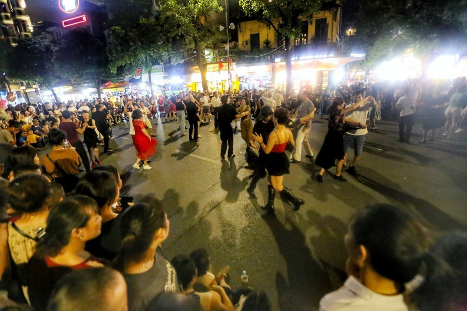 Màn khiêu vũ tập thể thu hút nhiều người tham gia. (Ảnh: Tuấn Đức/TTXVN)