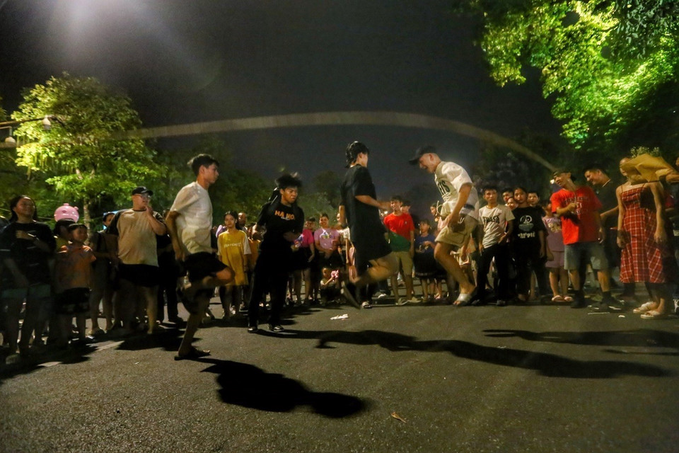 Hoạt động nhảy dây thu hút đông người tham gia. (Ảnh: Tuấn Đức/TTXVN)