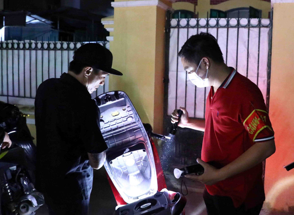 Cảnh sát Hình sự mặc thường phục thuộc Tổ công tác Y4/141 kiểm tra hành chính những đối tượng khả nghi. (Ảnh: Phạm Kiên/TTXVN)