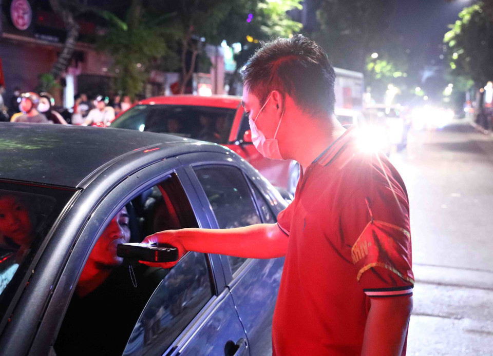 Tổ công tác Y4/141 kiểm tra nồng độ cồn đối với 1 trường hợp tham gia giao thông tại tuyến phố Hàng Bài-Trần Hưng Đạo. (Ảnh: Phạm Kiên/TTXVN)