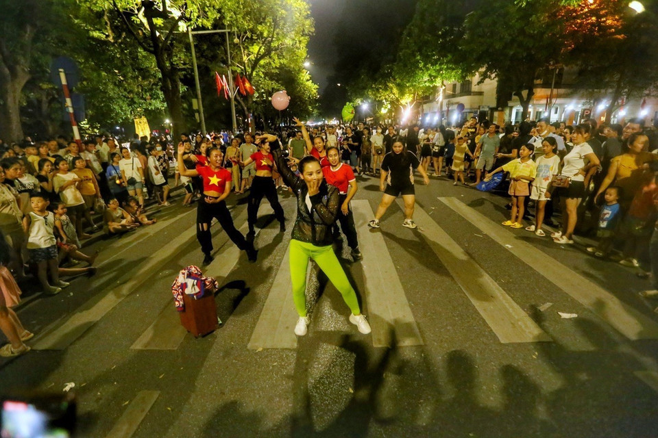 Màn khiêu vũ tập thể thu hút nhiều người tham gia. (Ảnh: Tuấn Đức/TTXVN)