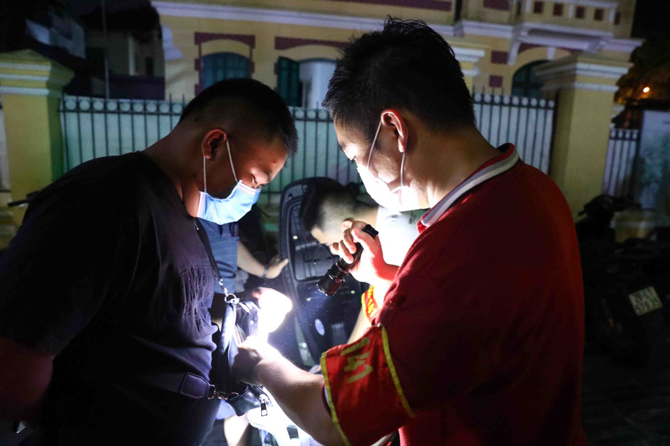 Cảnh sát hình sự mặc thường phục thuộc Tổ công tác Y4/141 kiểm tra hành chính những đối tượng khả nghi. (Ảnh: Phạm Kiên/TTXVN)