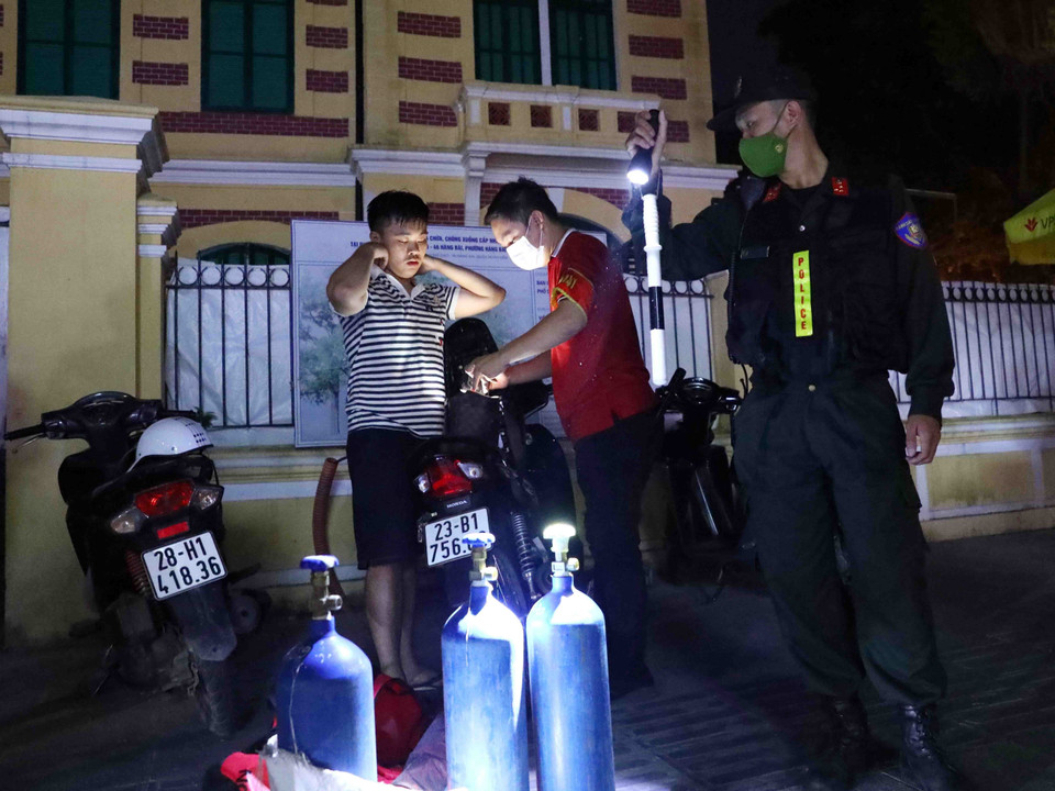 Tối 2/9 tại tuyến phố Hàng Bài, 1 trường hợp chở bình khí bóng cười bị Tổ công tác Y4/141 bắt giữ và bàn giao cho Công an phường để xử lý theo quy định của pháp luật. (Ảnh: Phạm Kiên/TTXVN)