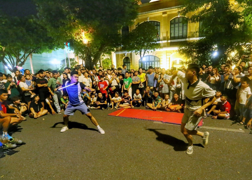 Màn biểu diễn võ thuật trên Phố đi bộ Hồ Gươm thu hút đông đảo người theo dõi. (Ảnh: Tuấn Đức/TTXVN)