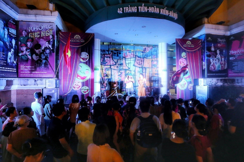 Các tiết mục kịch nói biểu diễn trước cổng Nhà hát Kịch Hà Nội thu hút đông người xem. (Ảnh: Tuấn Đức/TTXVN)