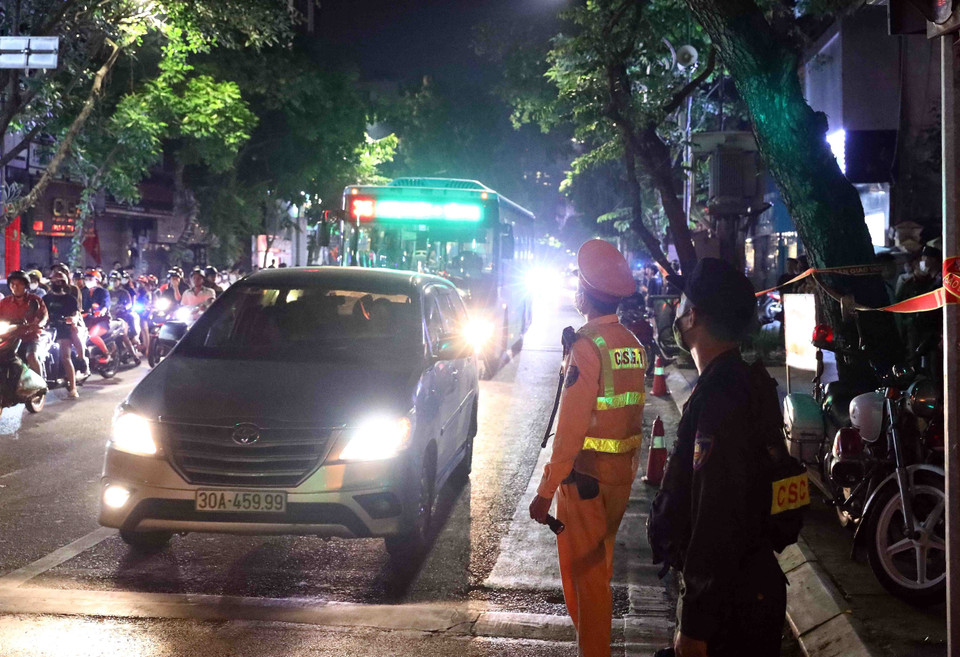 Tổ công tác liên ngành Y4/141 bao gồm Cảnh sát Giao thông, Cảnh sát Cơ động, Cảnh sát Hình sự làm nhiệm tại tuyến phố Hàng Bài-Trần Hưng Đạo. (Ảnh: Phạm Kiên/TTXVN)