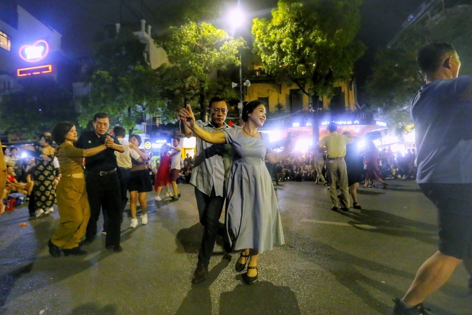 Màn khiêu vũ tập thể thu hút nhiều người tham gia. (Ảnh: Tuấn Đức/TTXVN)