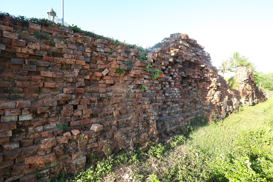 Hệ thống tường thành cũ bị bom đạn phá hủy còn sót lại trong Thành cổ. (Ảnh: Hoàng Hiếu/TTXVN)