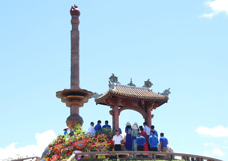 Cột thiên mệnh dựng tại trung tâm thành cổ, cao 8,1m tượng trưng cho 81 ngày đêm chiến đấu giải phóng thành cổ Quảng Trị. (Ảnh: Hoàng Hiếu/TTXVN)