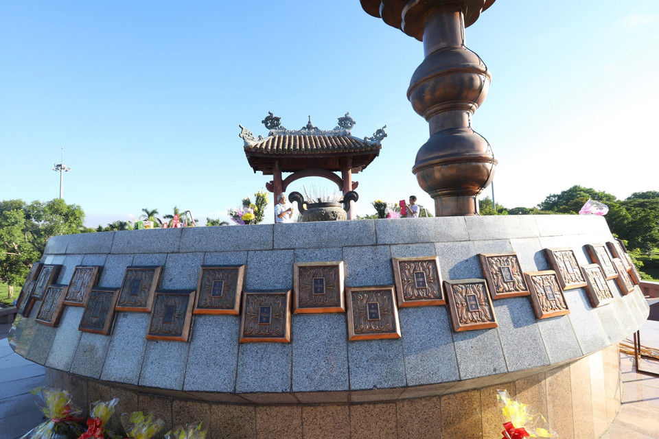 Bức phù điêu bao quanh Đài tưởng niệm với 81 ô vuông ghi lại thời gian 81 ngày đêm chiến đấu bảo vệ Thành cổ năm 1972 (28/6/1972-16/9/1972). (Ảnh: Hoàng Hiếu/TTXVN)