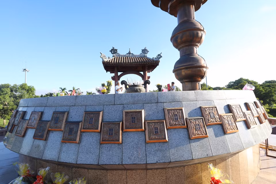 Bức phù điêu bao quanh Đài tưởng niệm với 81 ô vuông ghi lại thời gian 81 ngày đêm chiến đấu bảo vệ Thành cổ năm 1972 (28/6/1972-16/9/1972). (Ảnh: Hoàng Hiếu/TTXVN)