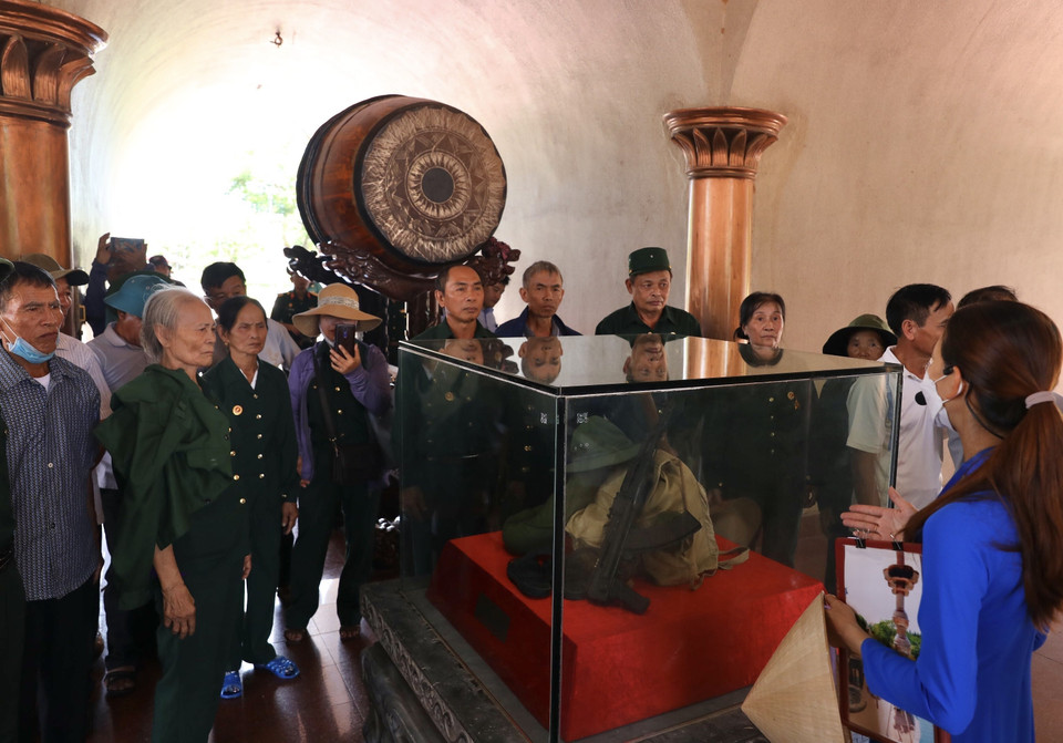 Hướng dẫn viên giới thiệu với khách tham quan về Đài tưởng niệm Thành cổ Quảng Trị. (Ảnh: Hoàng Hiếu/TTXVN)