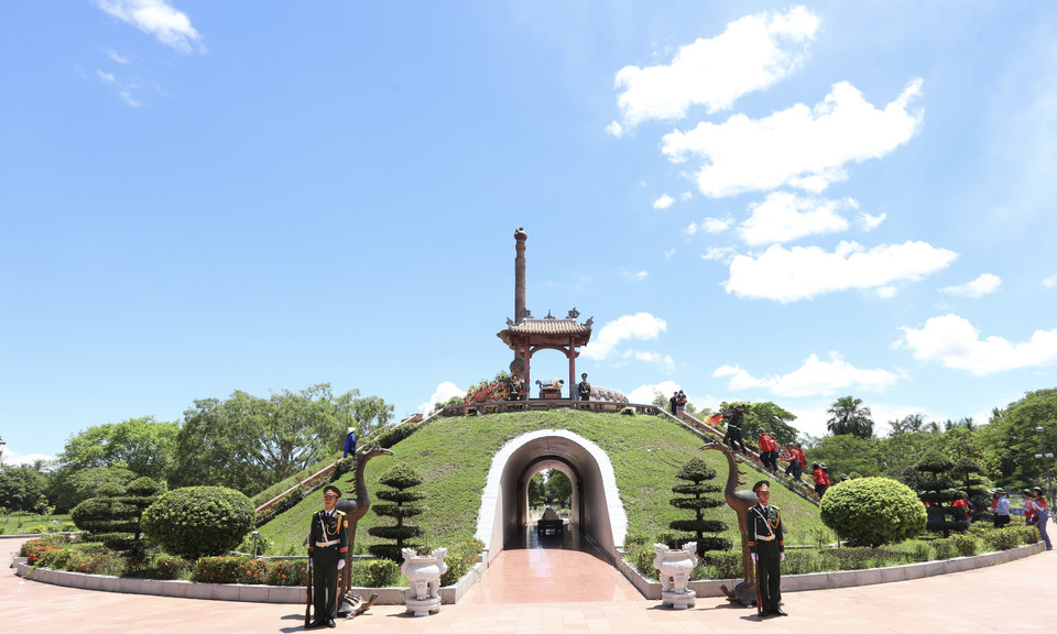 Thành cổ Quảng Trị được ví như một nghĩa trang mà không có nấm mồ nào cả, chỉ có một đài tưởng niệm trung tâm được mô hình hóa thành ngôi mộ chung cho những người đã mất. (Ảnh: Hoàng Hiếu/TTXVN)