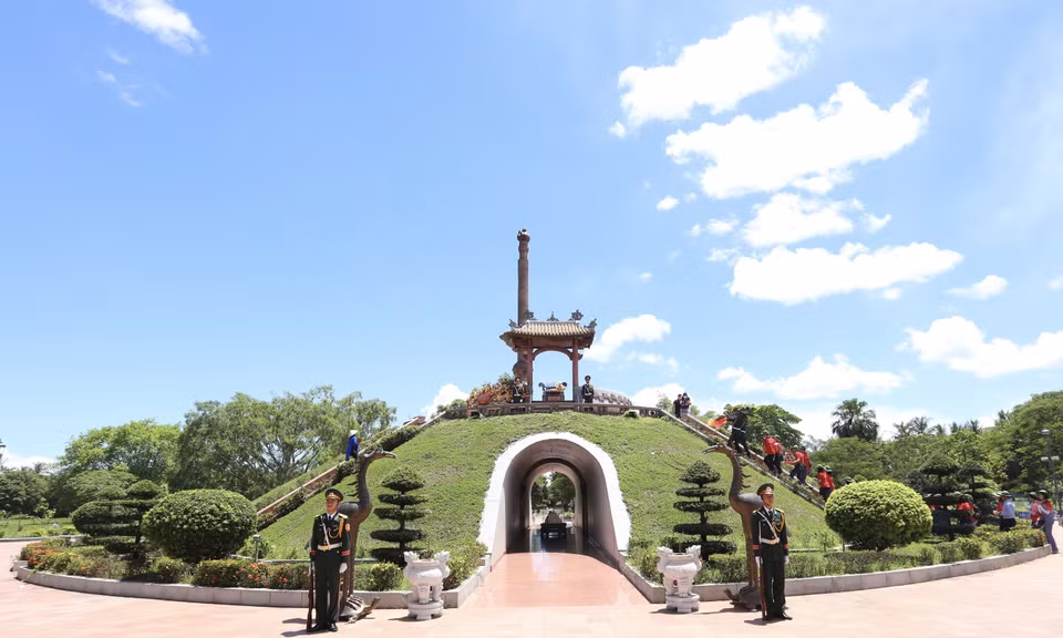 Thành cổ Quảng Trị được ví như một nghĩa trang mà không có nấm mồ nào cả, chỉ có một đài tưởng niệm trung tâm được mô hình hóa thành ngôi mộ chung cho những người đã mất. (Ảnh: Hoàng Hiếu/TTXVN)