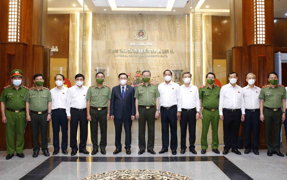 Quang cảnh chuyến thăm của Chủ tịch Quốc hội Vương Đình Huệ tới Trung tâm Dữ liệu Quốc gia về dân cư. (Ảnh: Doãn Tấn/TTXVN)