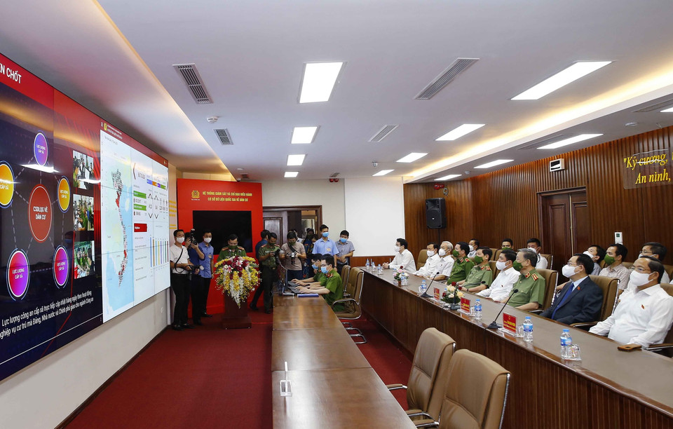 Chủ tịch Quốc hội Vương Đình Huệ và các đại biểu nghe giới thiệu về Trung tâm Dữ liệu Quốc gia về dân cư. (Ảnh: Doãn Tấn/TTXVN)