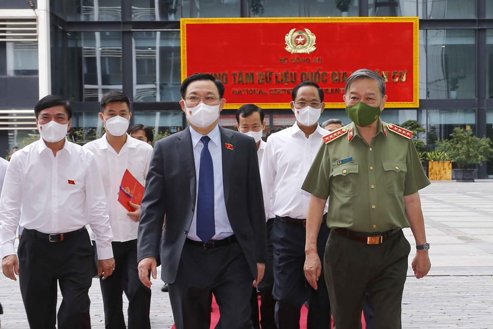 Chủ tịch Quốc hội Vương Đình Huệ và các đại biểu thăm Trung tâm Dữ liệu Quốc gia về dân cư. (Ảnh: Doãn Tấn/TTXVN)