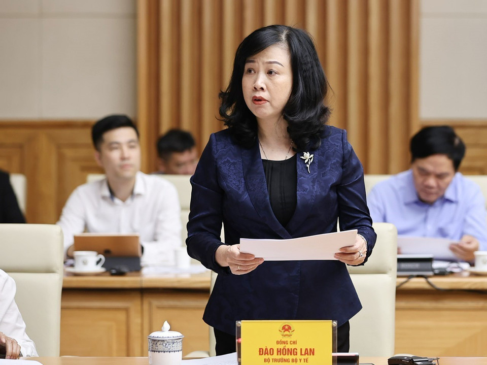 Bộ trưởng Bộ Y tế Đào Hồng Lan báo cáo tổng kết công tác phòng, chống dịch COVID-19. (Ảnh: Dương Giang/TTXVN)