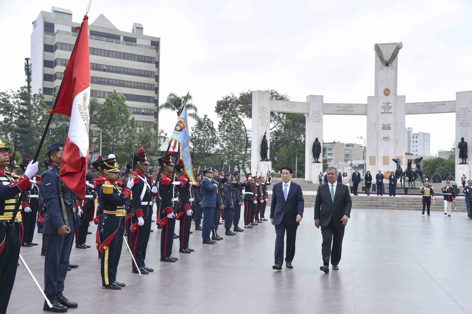 Nghi thức đón Chủ tịch nước Lương Cường đến đặt hoa tại Đài tưởng niệm các Anh hùng dân tộc và Tiền nhân nền độc lập của Peru. (Ảnh: TTXVN)