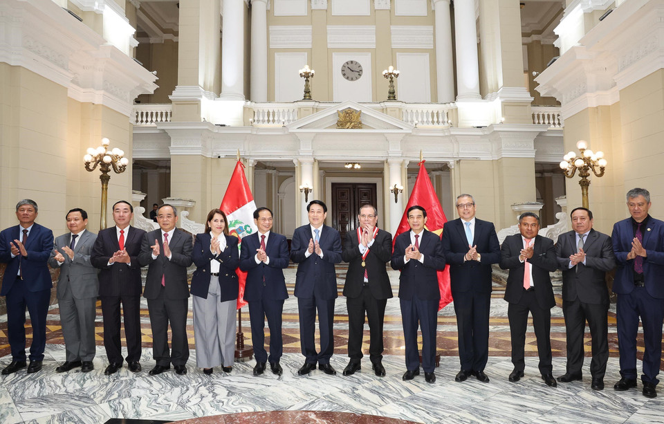 Chủ tịch nước Lương Cường và Chánh án Tòa án Tối cao Peru Javier Arévalo Vela cùng các đại biểu chụp ảnh chung. (Ảnh: Lâm Khánh/TTXVN)