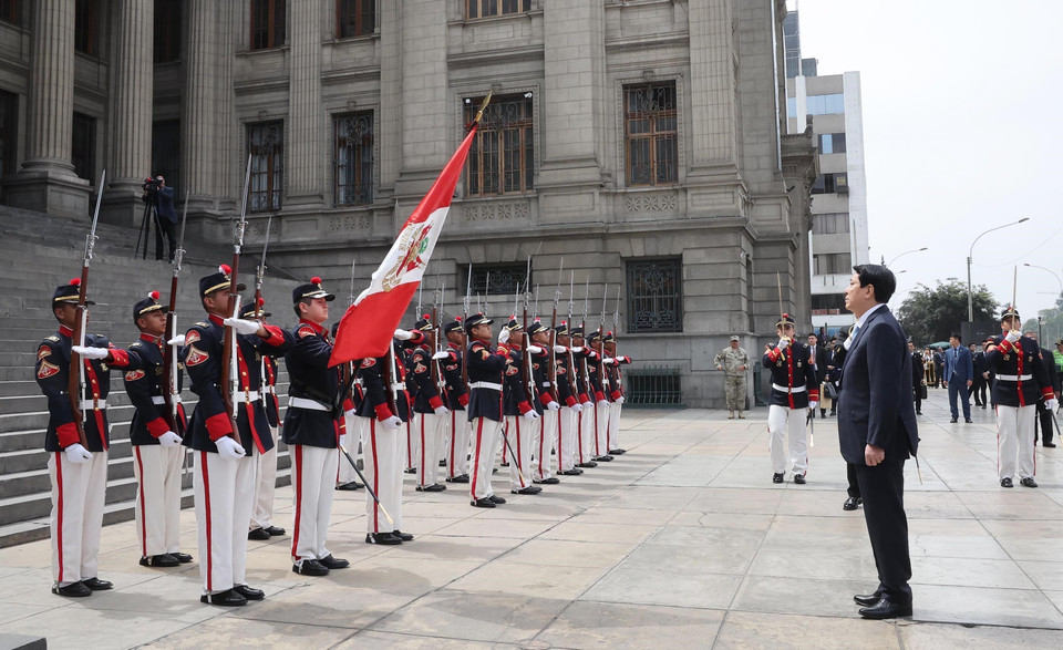 Nghi thức đón Chủ tịch nước Lương Cường tại Tòa án Tối cao Peru. (Ảnh: Lâm Khánh/TTXVN)