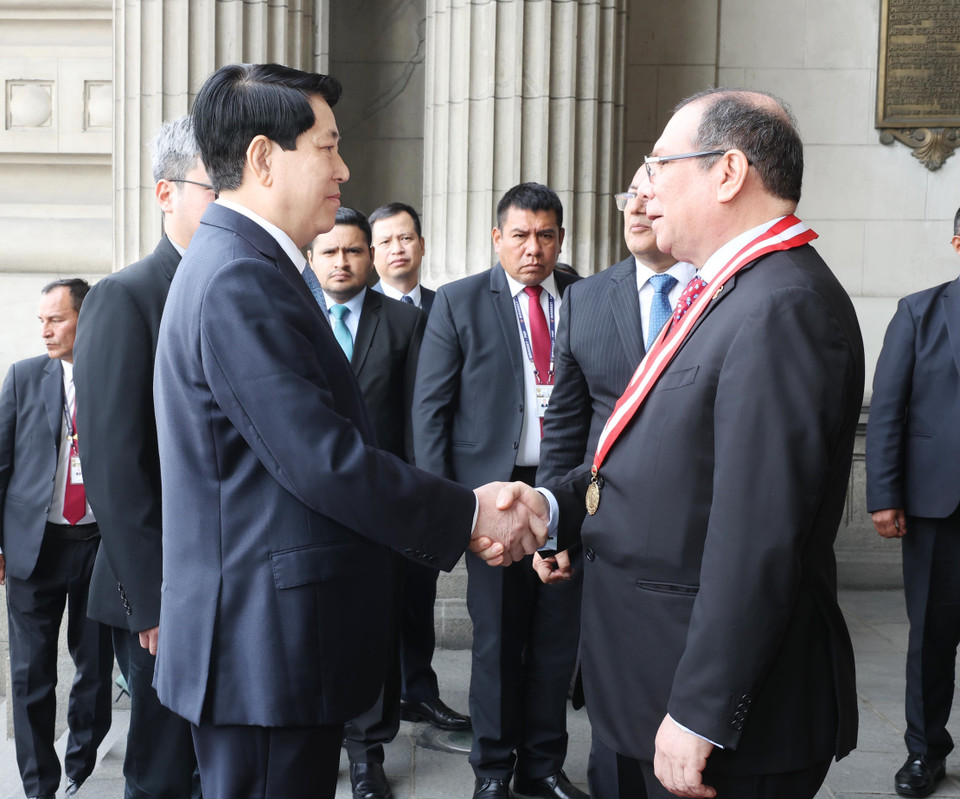 Chánh án Tòa án Tối cao Peru Javier Arévalo Vela đón Chủ tịch nước Lương Cường. (Ảnh: Lâm Khánh/TTXVN)