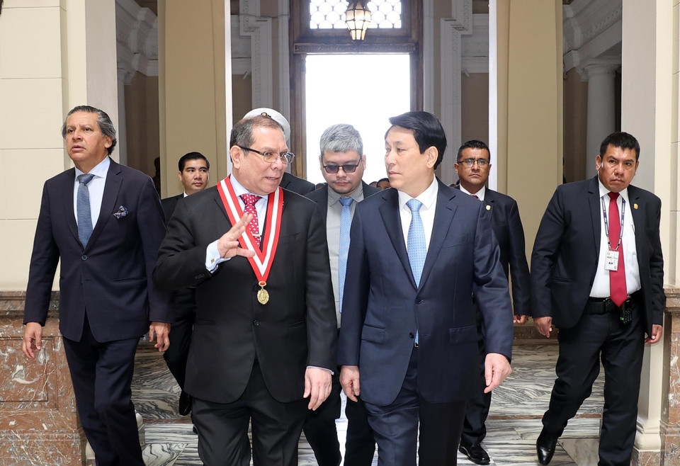 Chánh án Tòa án Tối cao Peru Javier Arévalo Vela đón Chủ tịch nước Lương Cường. (Ảnh: Lâm Khánh/TTXVN)