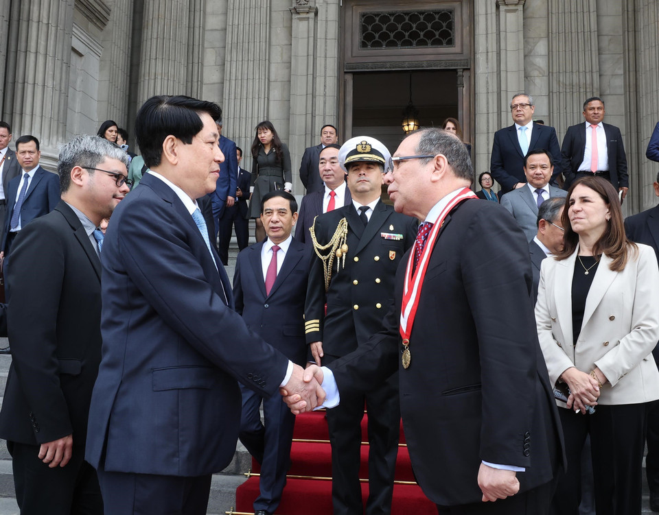 Chánh án Tòa án Tối cao Peru Javier Arévalo Vela đón Chủ tịch nước Lương Cường. (Ảnh: Lâm ﻿Khánh/TTXVN)