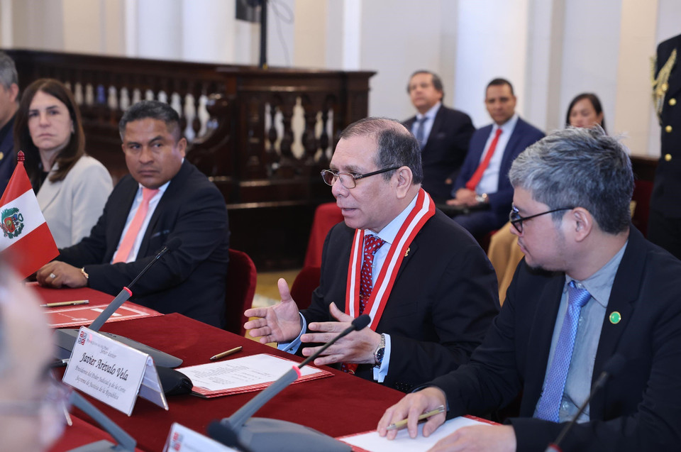 Chánh án Tòa án Tối cao Peru Javier Arévalo Vela phát biểu tại cuộc hội kiến Chủ tịch nước Lương Cường. (Ảnh: Lâm Khánh/TTXVN)