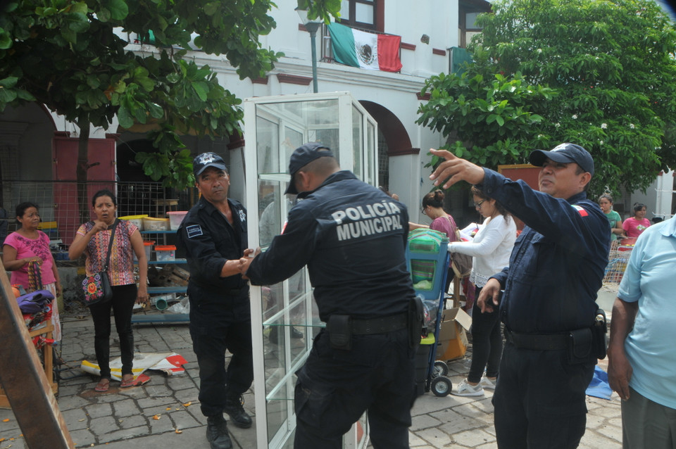  Cảnh sát và quân đội được huy động giúp đỡ người dân khắc phục hậu quả. (Ảnh: Việt Hùng/Vietnam+)