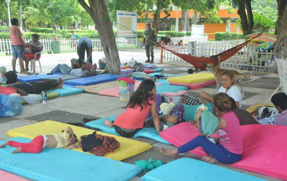 Những người dân mất nhà đang ở tạm trong một trung tâm cứu trợ. (Ảnh: Việt Hùng/Vietnam+)