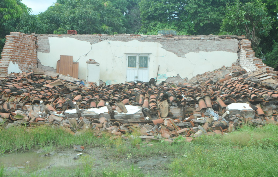 Nhiều ngôi nhà bị tàn phá sau động đất. (Ảnh: Việt Hùng/Vietnam+)