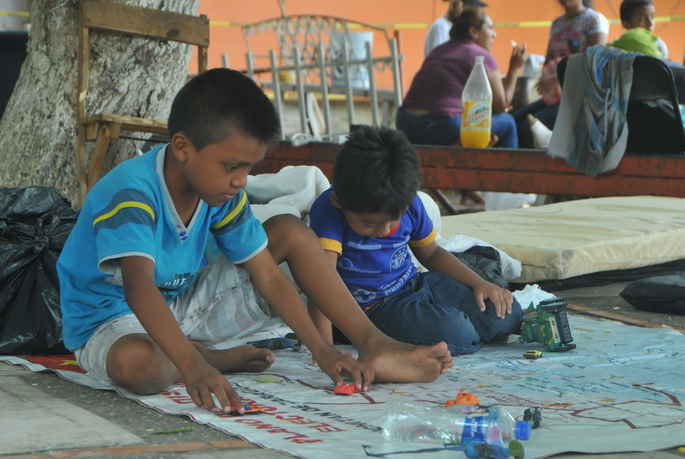 Những người dân mất nhà đang ở tạm trong một trung tâm cứu trợ. (Ảnh: Việt Hùng/Vietnam+)