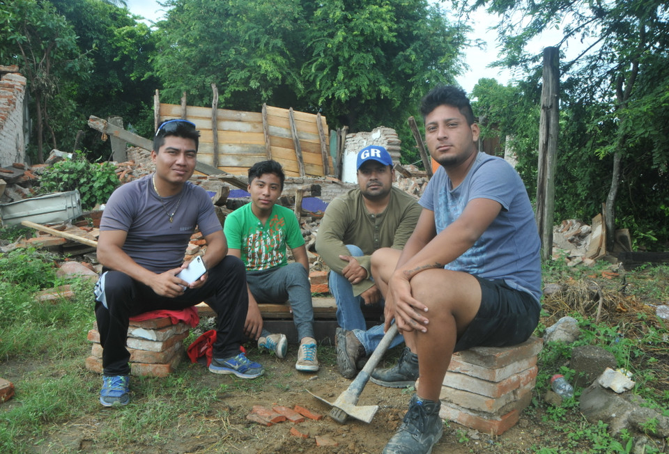 Người dân thu dọn đồ sau động đất. (Ảnh: Việt Hùng/​Vietnam+)