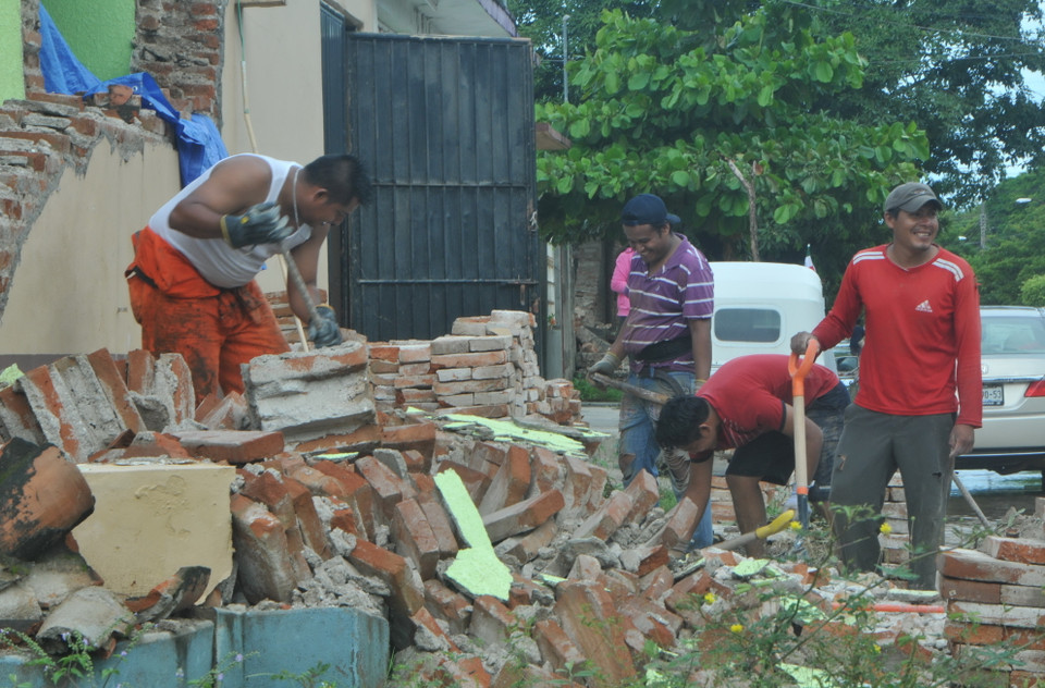 Người dân thu dọn đồ sau động đất. (Ảnh: Việt Hùng/​Vietnam+)