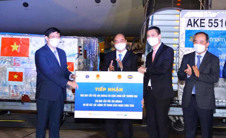 Chủ tịch nước Nguyễn Xuân Phúc chứng kiến lễ tiếp nhận tượng trưng 1,05 triệu liều vaccine Abdala của Cuba. (Ảnh: Nguyễn Điệp/TTXVN)