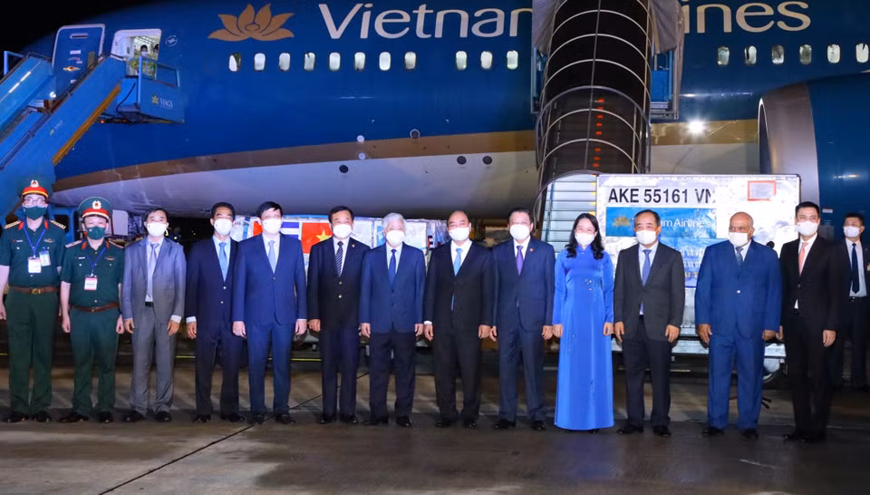 Chủ tịch nước Nguyễn Xuân Phúc và các đồng chí lãnh đạo Đảng, Nhà nước tham dự lễ tiếp nhận. (Ảnh: Nguyễn Điệp/TTXVN)