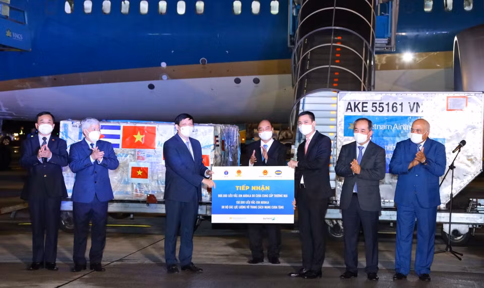 Chủ tịch nước Nguyễn Xuân Phúc chứng kiến lễ tiếp nhận tượng trưng 1,05 triệu liều vaccine Abdala của Cuba. (Ảnh: Nguyễn Điệp/TTXVN)