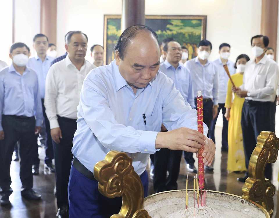 Sáng 29/3, Chủ tiếp tịch nước Nguyễn Xuân Phúc dâng hương tưởng niệm cụ Phó bảng Nguyễn Sinh Sắc - thân sinh của Chủ tịch Hồ Chí Minh tại thành phố Cao Lãnh, tỉnh Đồng Tháp. (Ảnh: Thống Nhất/TTXVN)