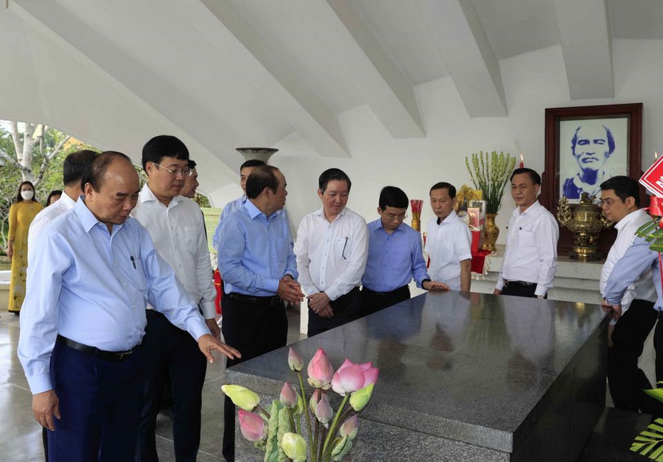 Chủ tịch nước Nguyễn Xuân Phúc tại Khu di tích cụ Phó bảng Nguyễn Sinh Sắc. (Ảnh: Thống Nhất/TTXVN)