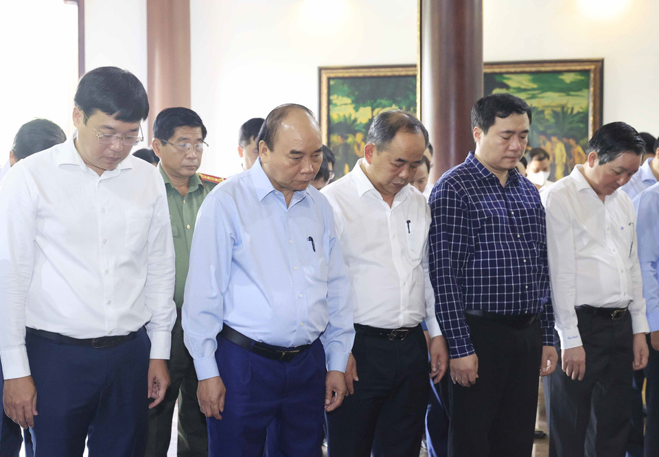 Quang cảnh buổi dâng hương tưởng niệm cụ Phó bảng Nguyễn Sinh Sắc. (Ảnh: Thống Nhất/TTXVN)