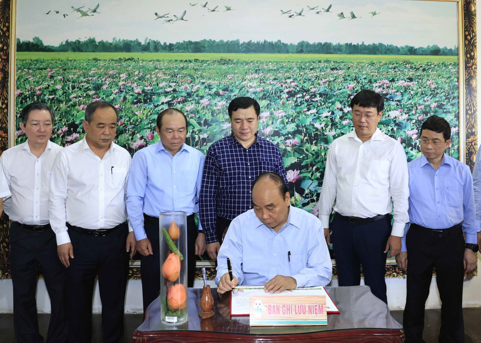 Chủ tịch nước Nguyễn Xuân Phúc viết cảm tưởng vào Sổ vàng tại Khu di tích cụ Phó bảng Nguyễn Sinh Sắc. (Ảnh: Thống Nhất/TTXVN)