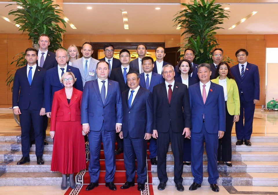 Thủ tướng Belarus Roman Golovchenko và Chủ tịch UBND thành phố Hà Nội Trần Sỹ Thanh với các đại biểu. (Ảnh: Văn Điệp/TTXVN)