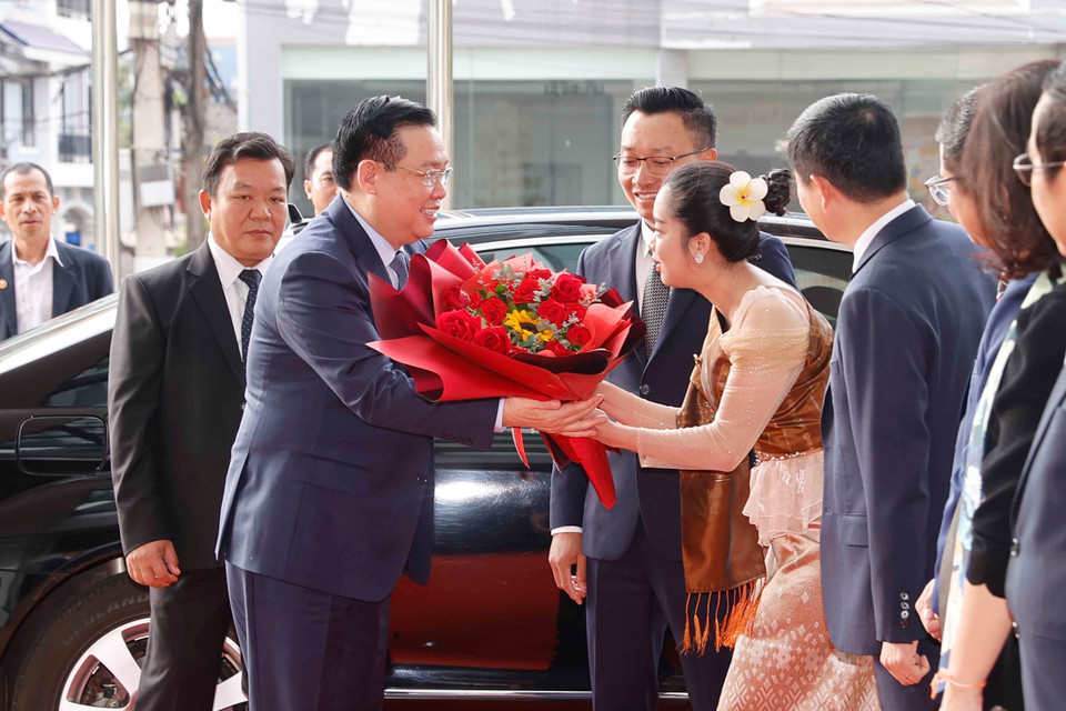 Chủ tịch Quốc hội Vương Đình Huệ đến thăm Công ty Star Telecom (Unitel). (Ảnh: Doãn Tấn/TTXVN)