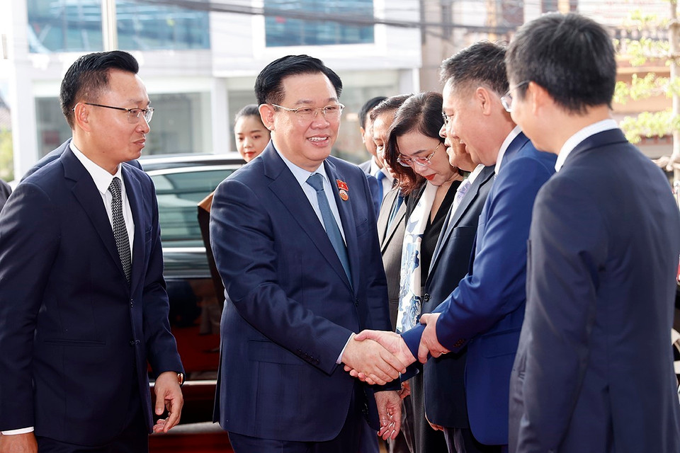 Chủ tịch Quốc hội Vương Đình Huệ với lãnh đạo Công ty Star Telecom (Unitel). (Ảnh: Doãn Tấn/TTXVN)